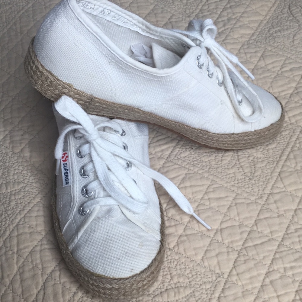 Superga sneaker white with juke trim around sole